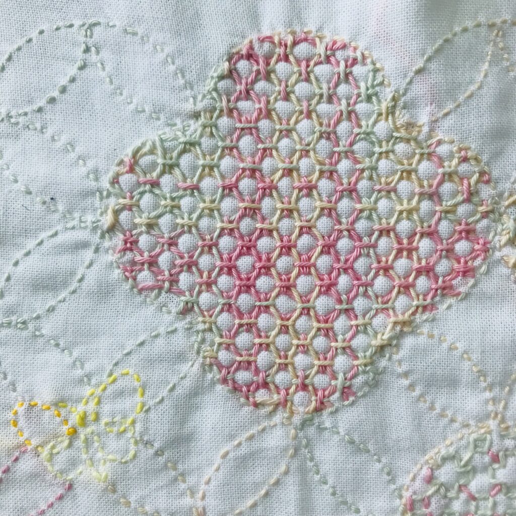 寄せ模様で刺した丸模様の写真