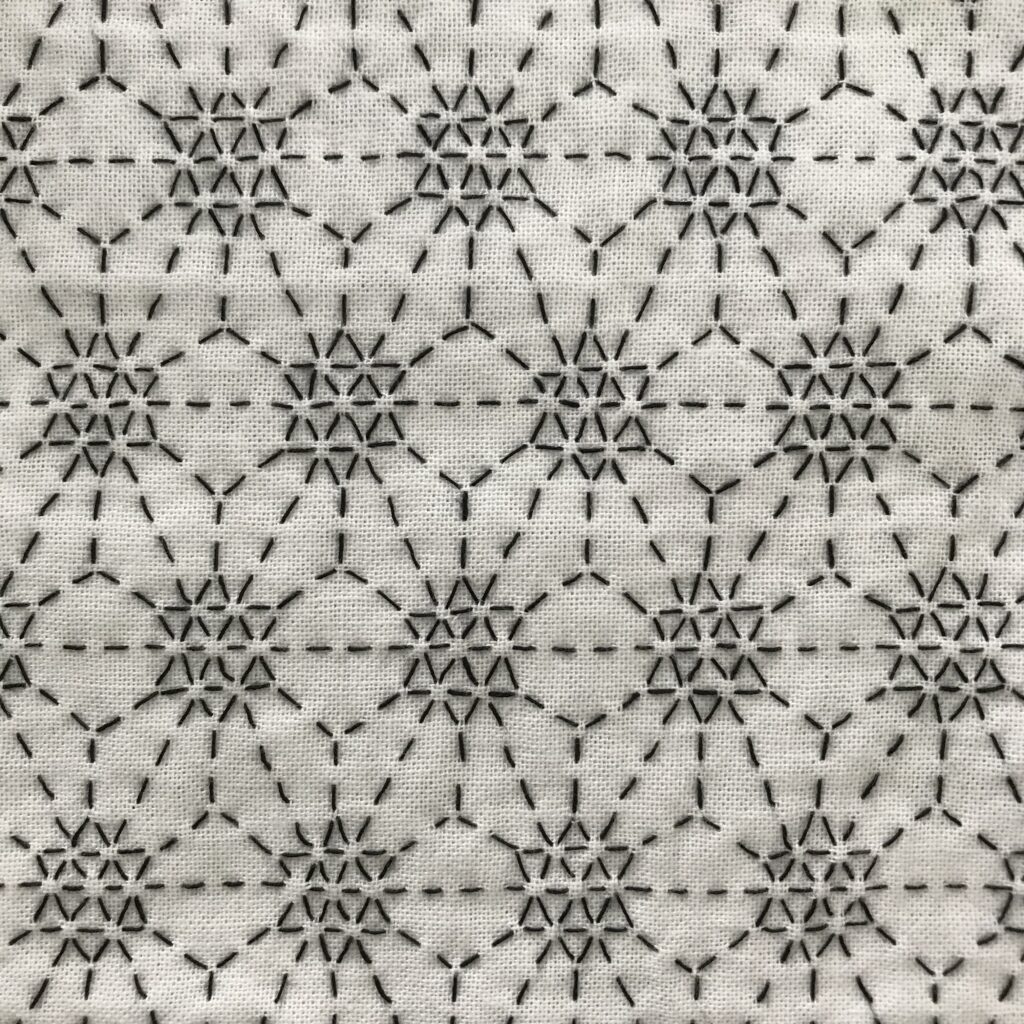 わたしが刺した六角花紋の写真