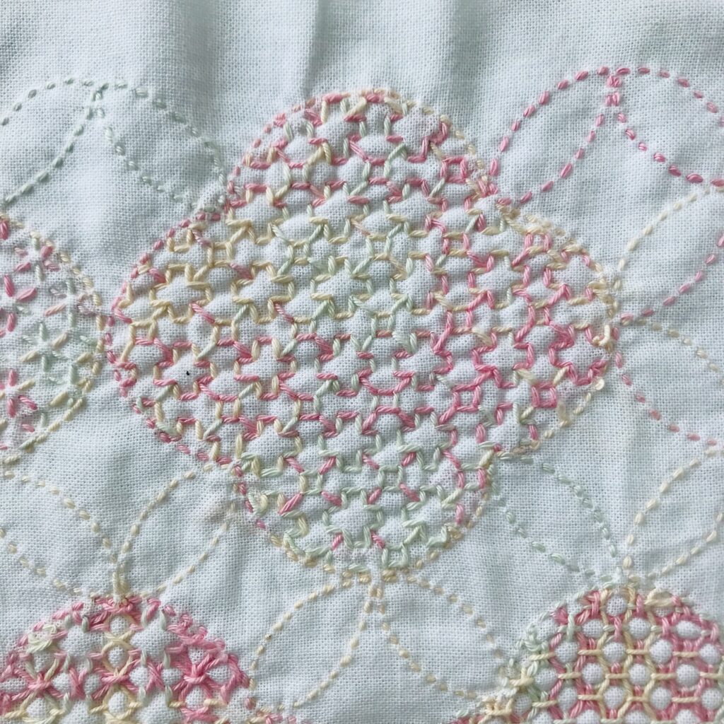 寄せ模様で刺した花十字の写真