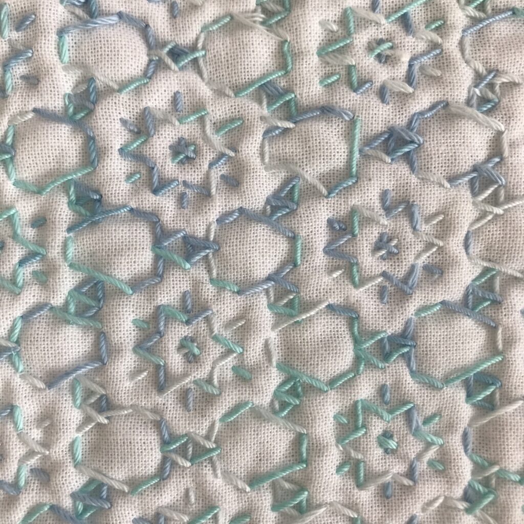 花模様と三角の裏側の写真