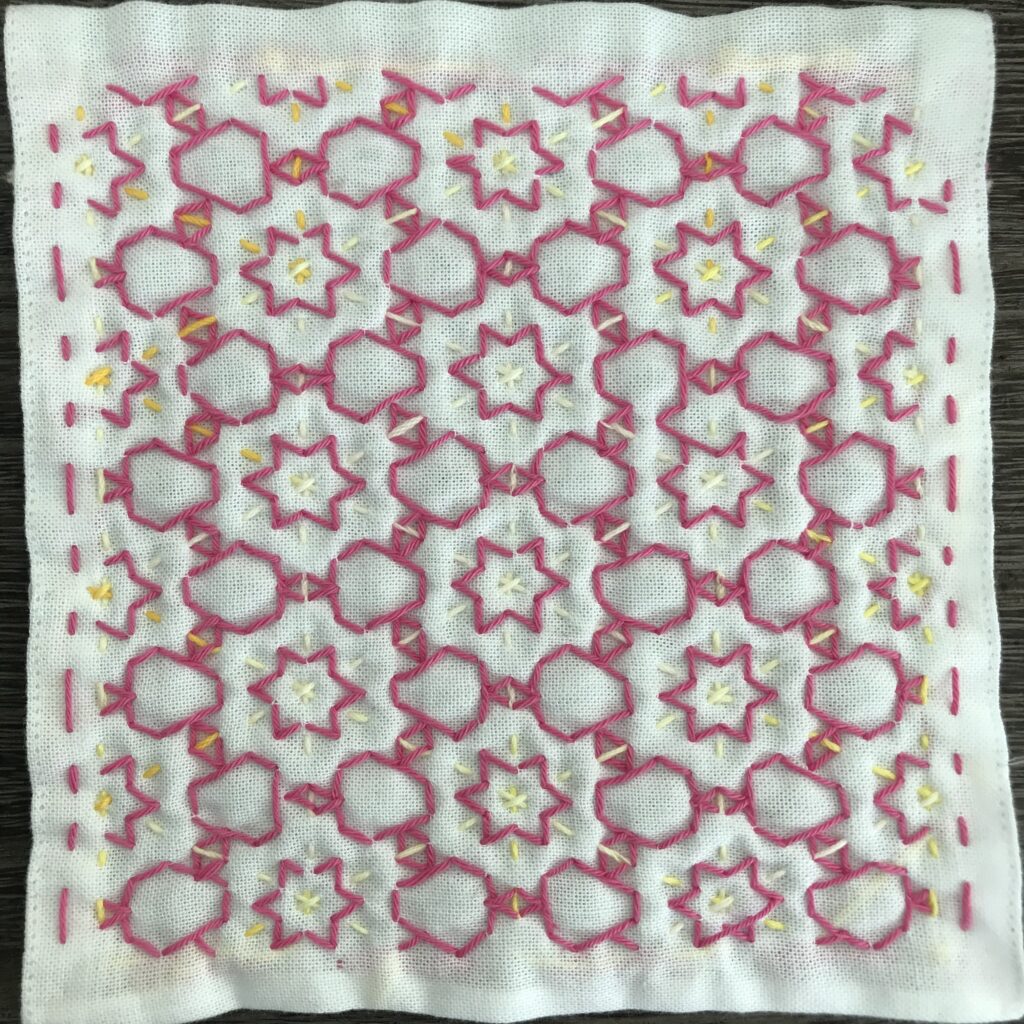 花模様と三角の裏側の写真