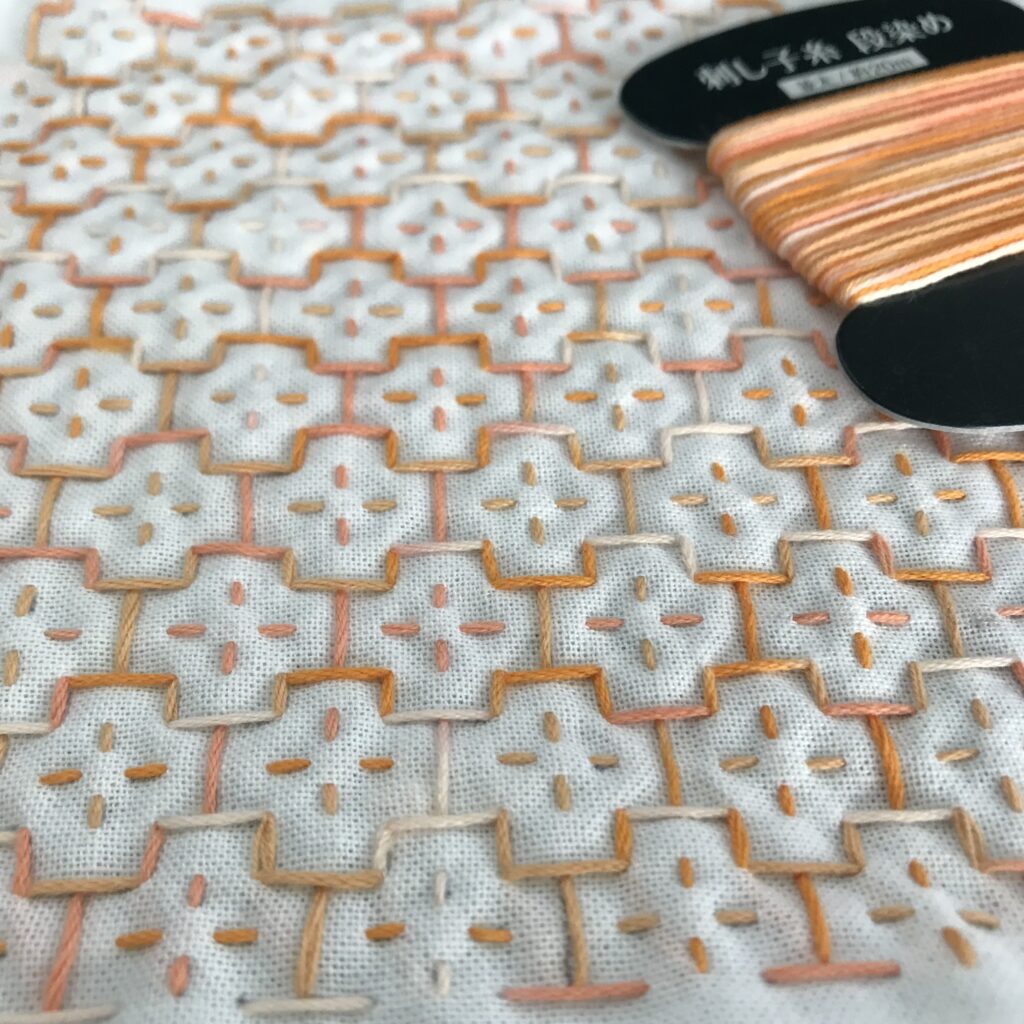 セリアの段染め糸を使った碁盤割り花刺しの写真