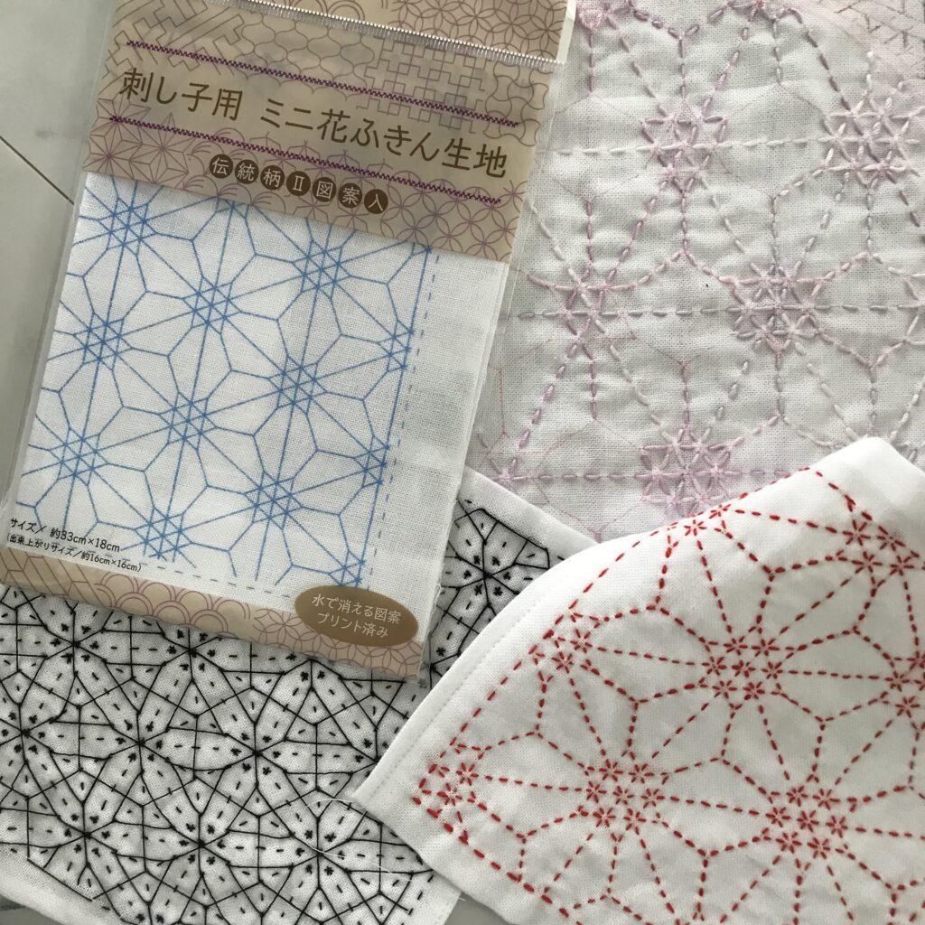 セリアの六角花紋生地の写真