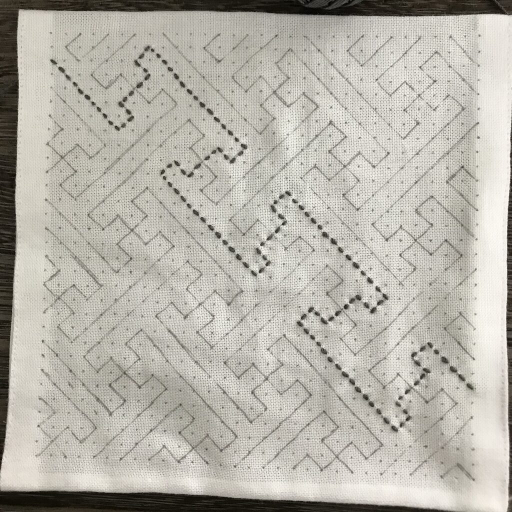 紗綾形を刺してる写真