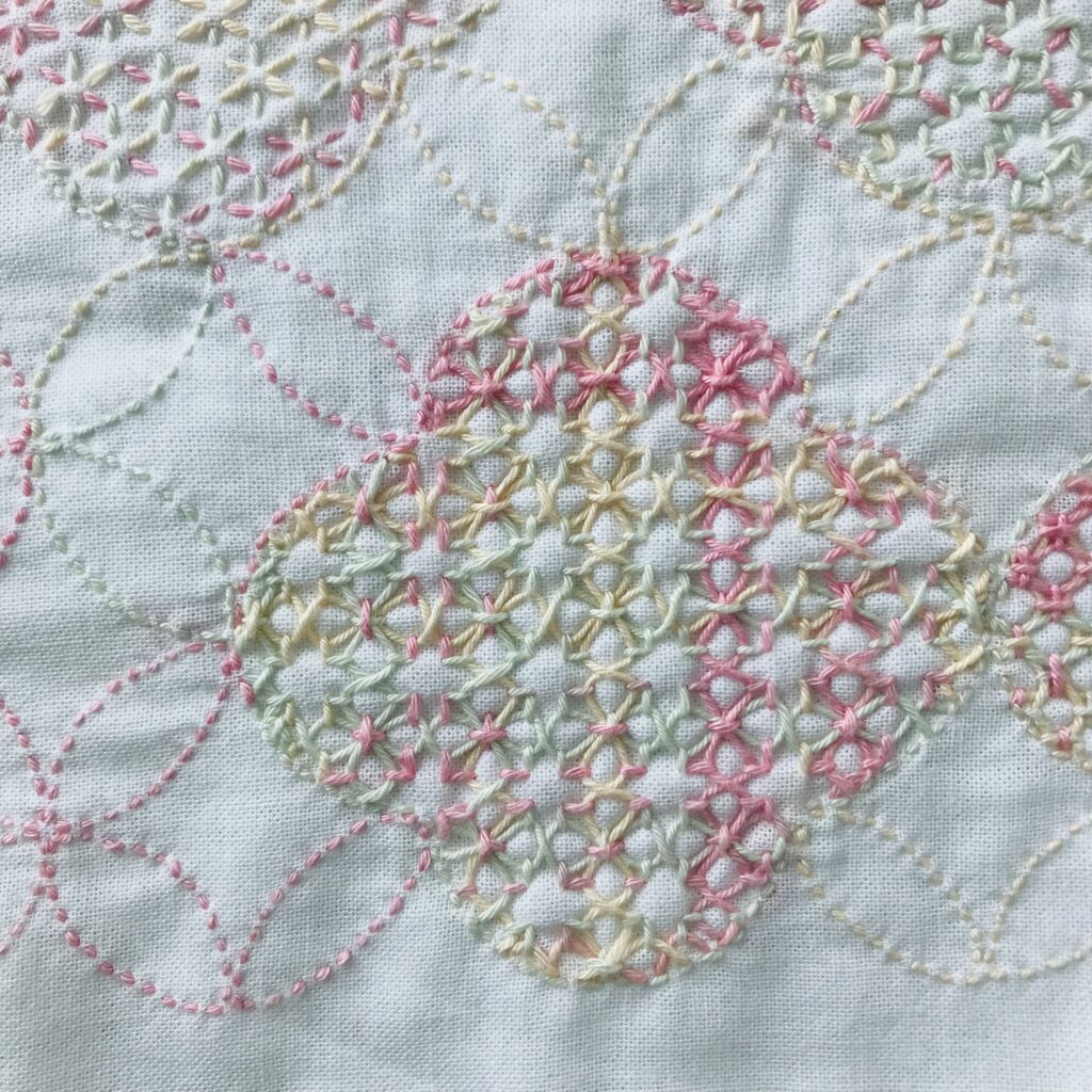 寄せ模様で刺した四葉とクロス写真