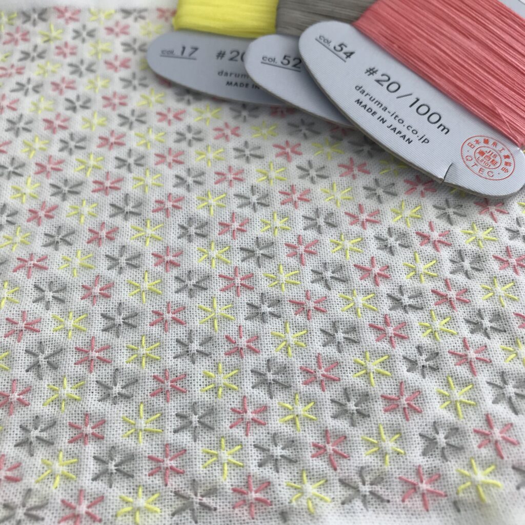 刺した糸と小花刺しの写真