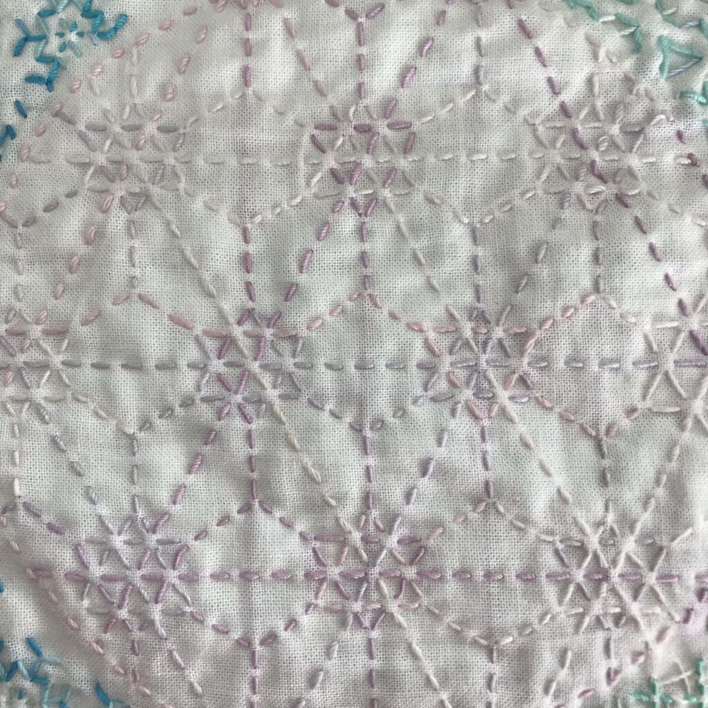 六角花紋を刺した写真