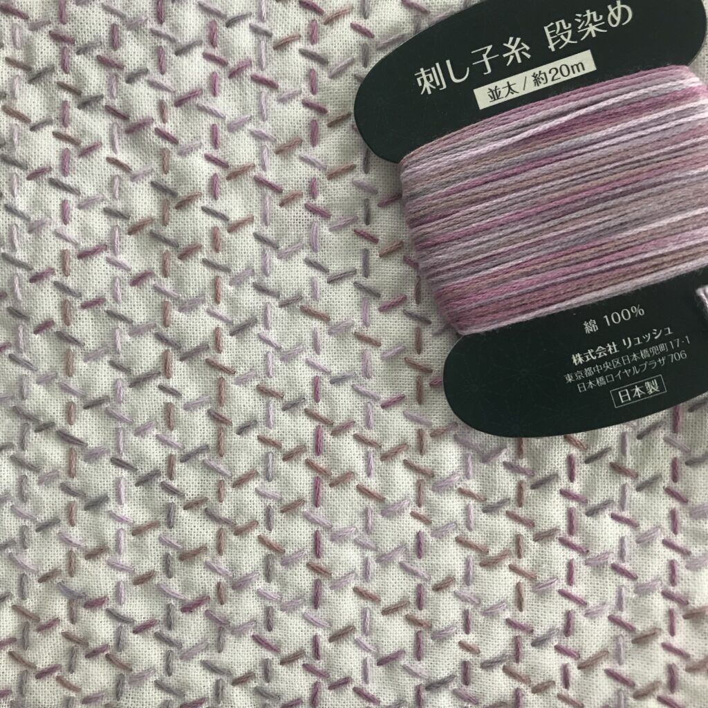紫段染め糸で刺した写真