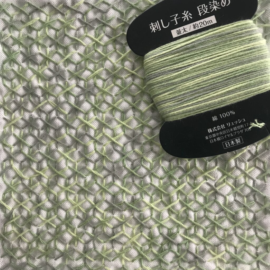 緑段染め糸で刺した写真