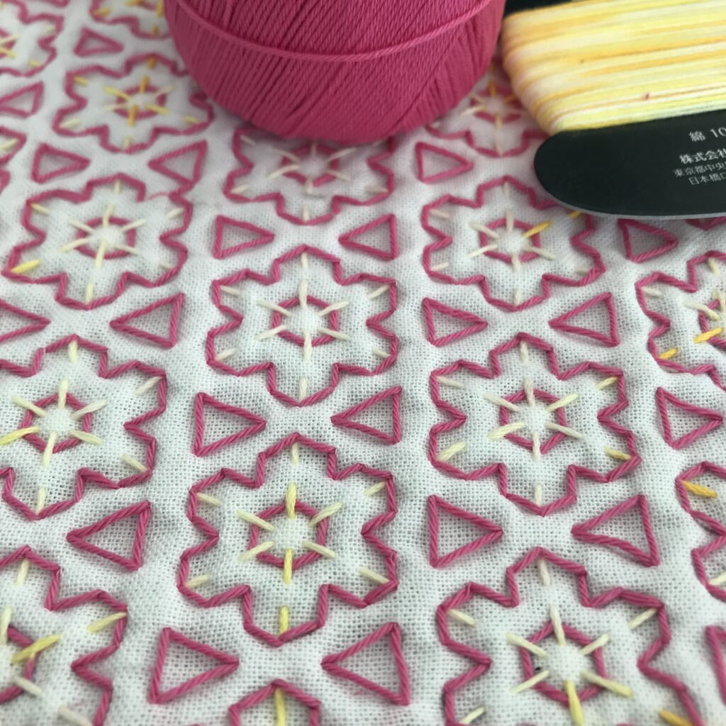 刺し子糸と花模様と三角の写真