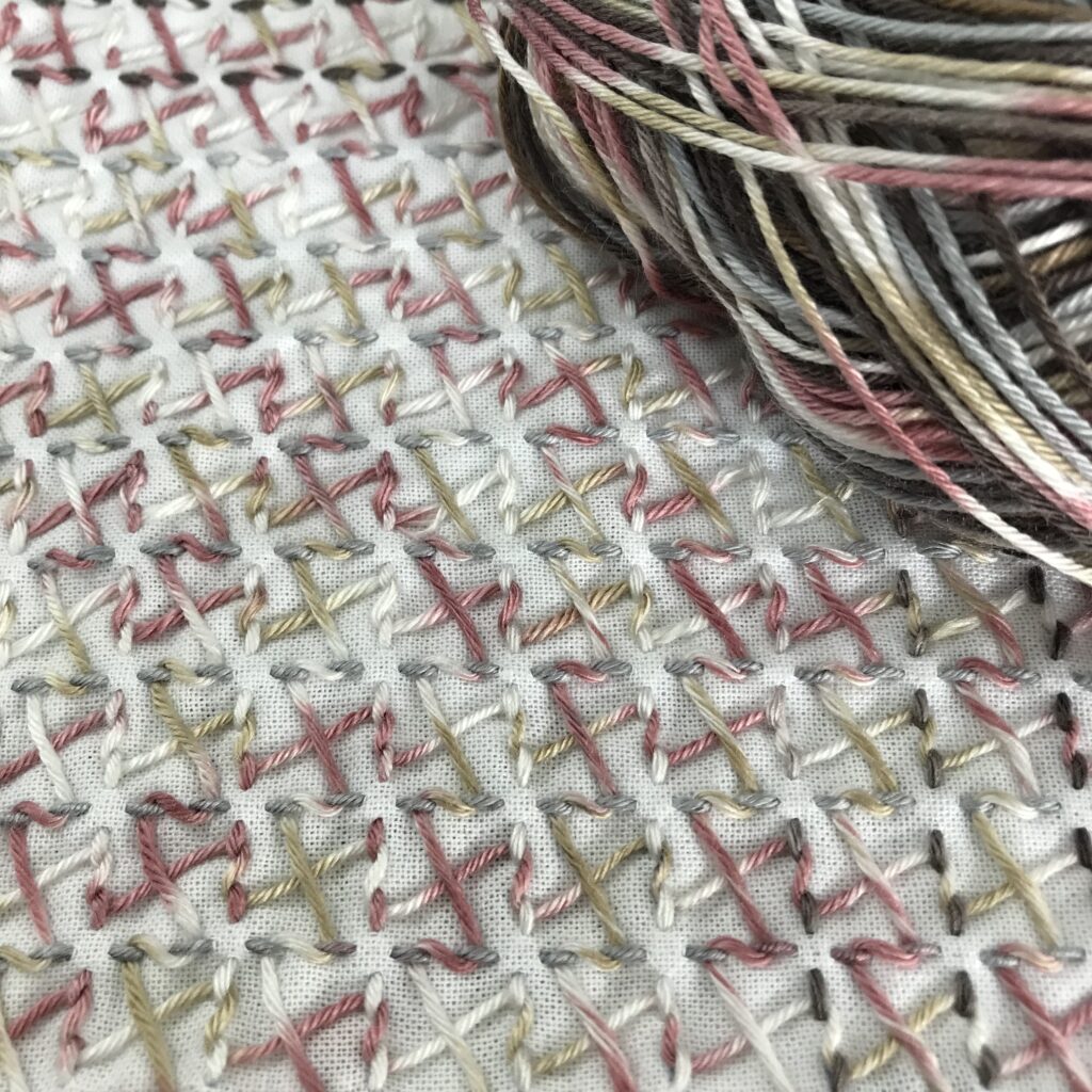 糸と千鳥を刺した写真