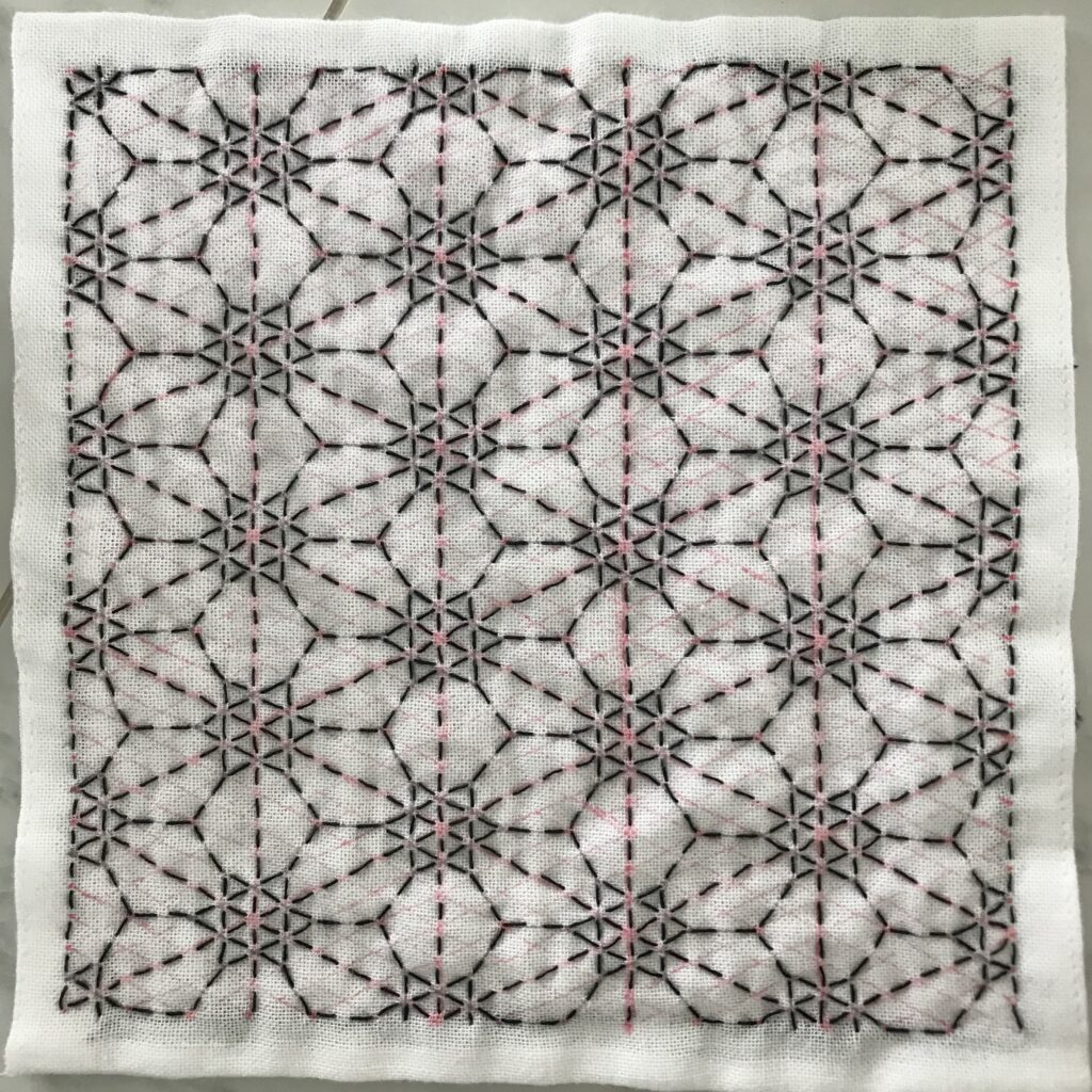 下書きが見えている六角花紋の写真