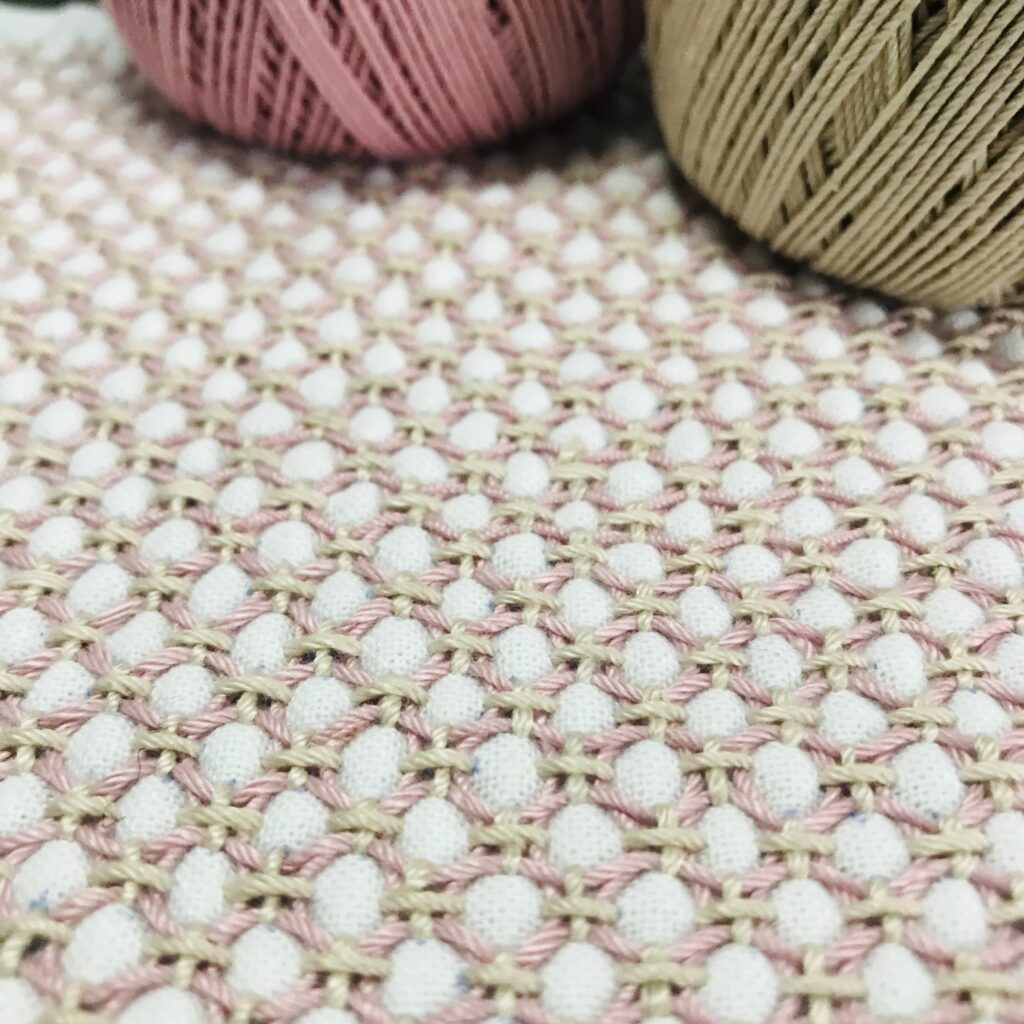 レース糸で刺した丸模様の写真