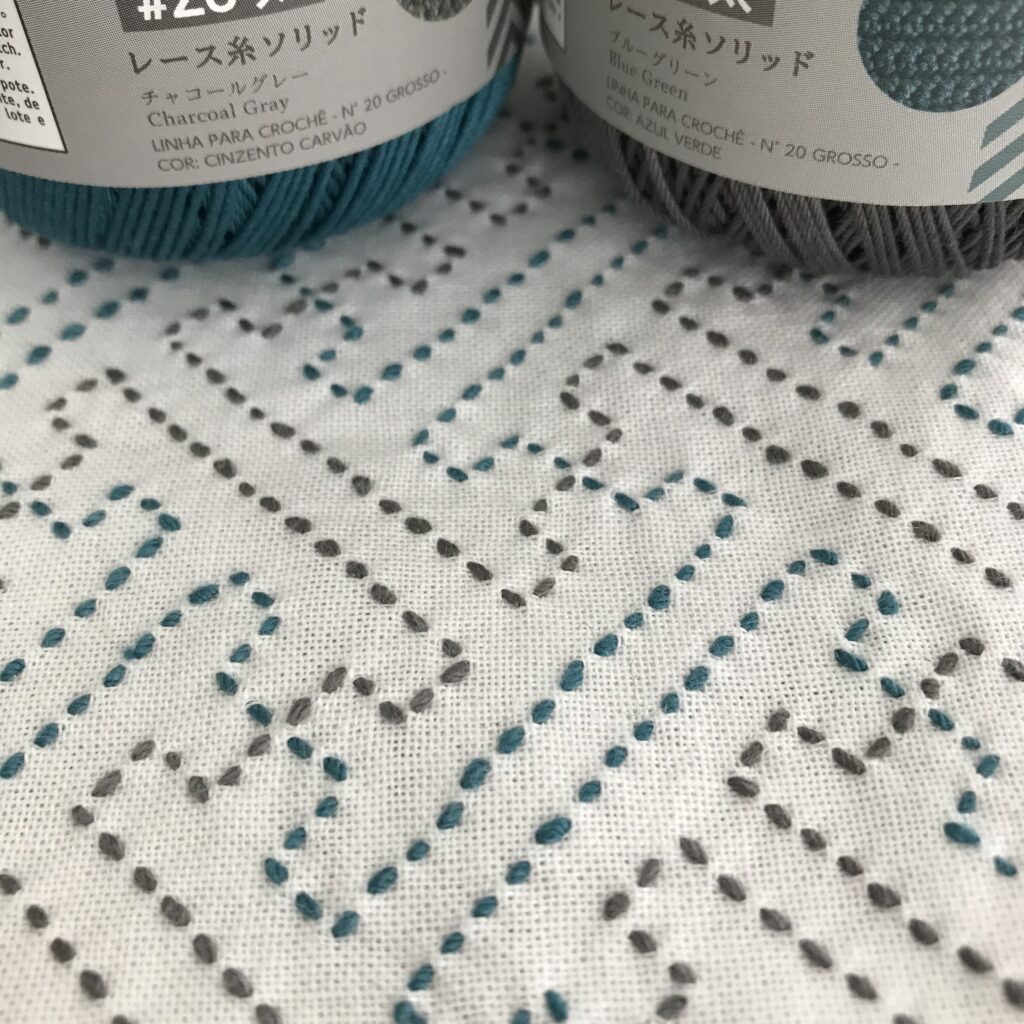 使用したレース糸と紗綾形の写真