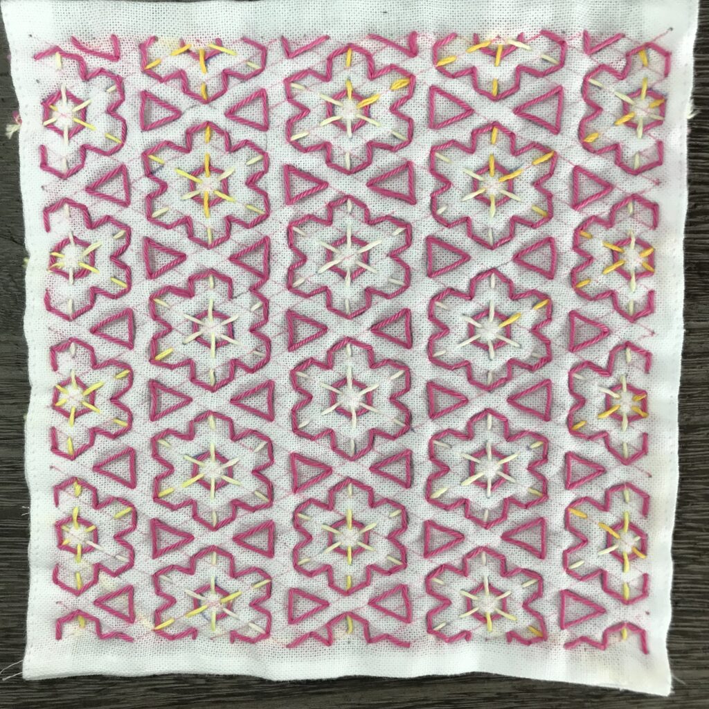 下書きが残る花模様と三角の写真