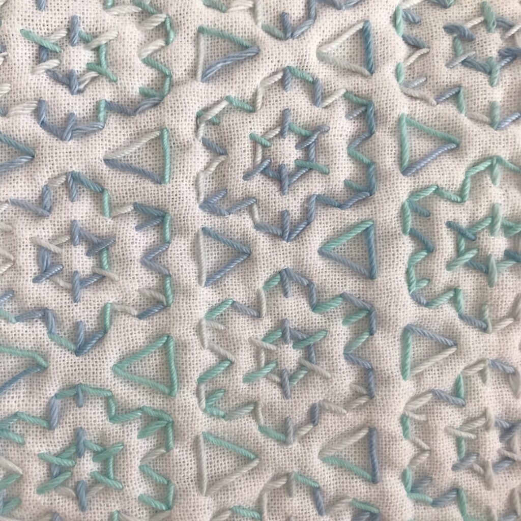 私が刺したお花模様と三角の刺し子図案の写真