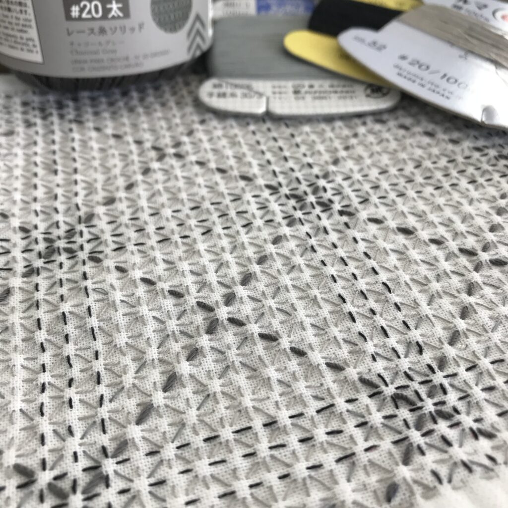 刺し子糸と変わり花刺しの写真