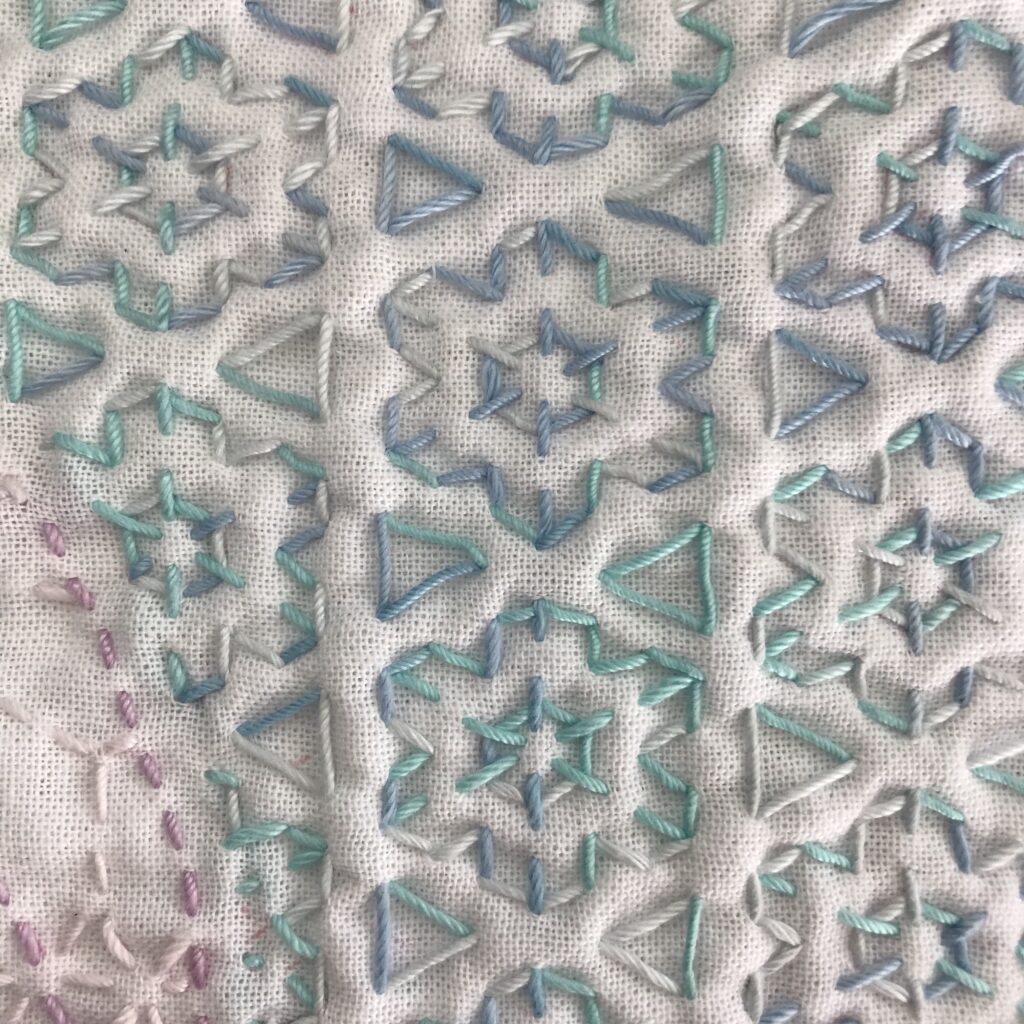 花模様と三角を刺した写真