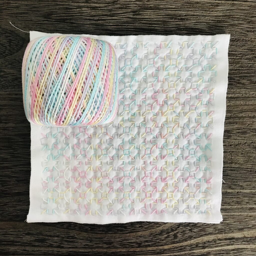 刺した糸と花十字の写真