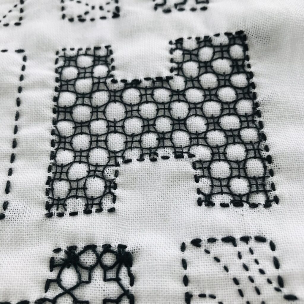 H字にまる模様を刺した画像