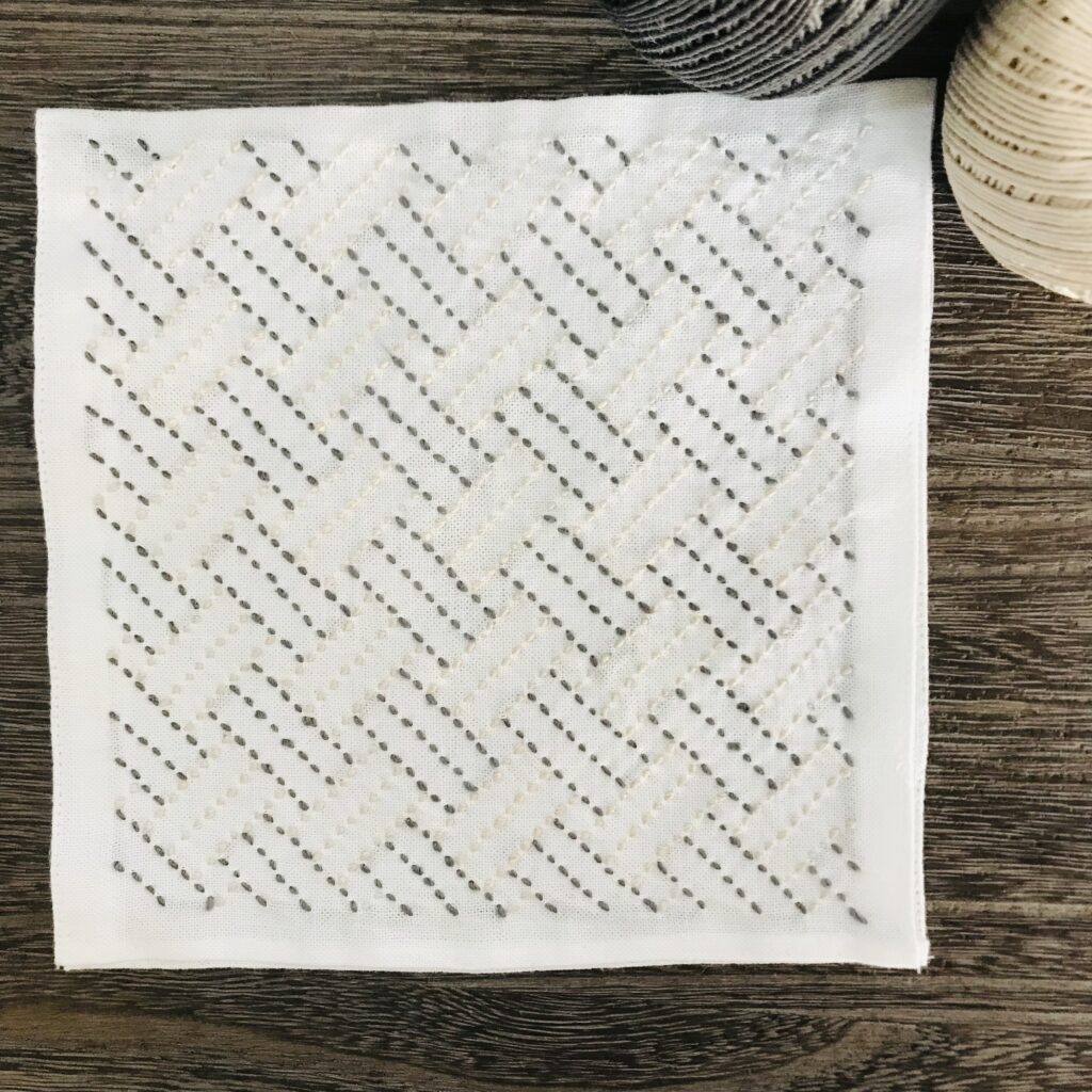 使った刺し子糸と網代の花ふきんの写真