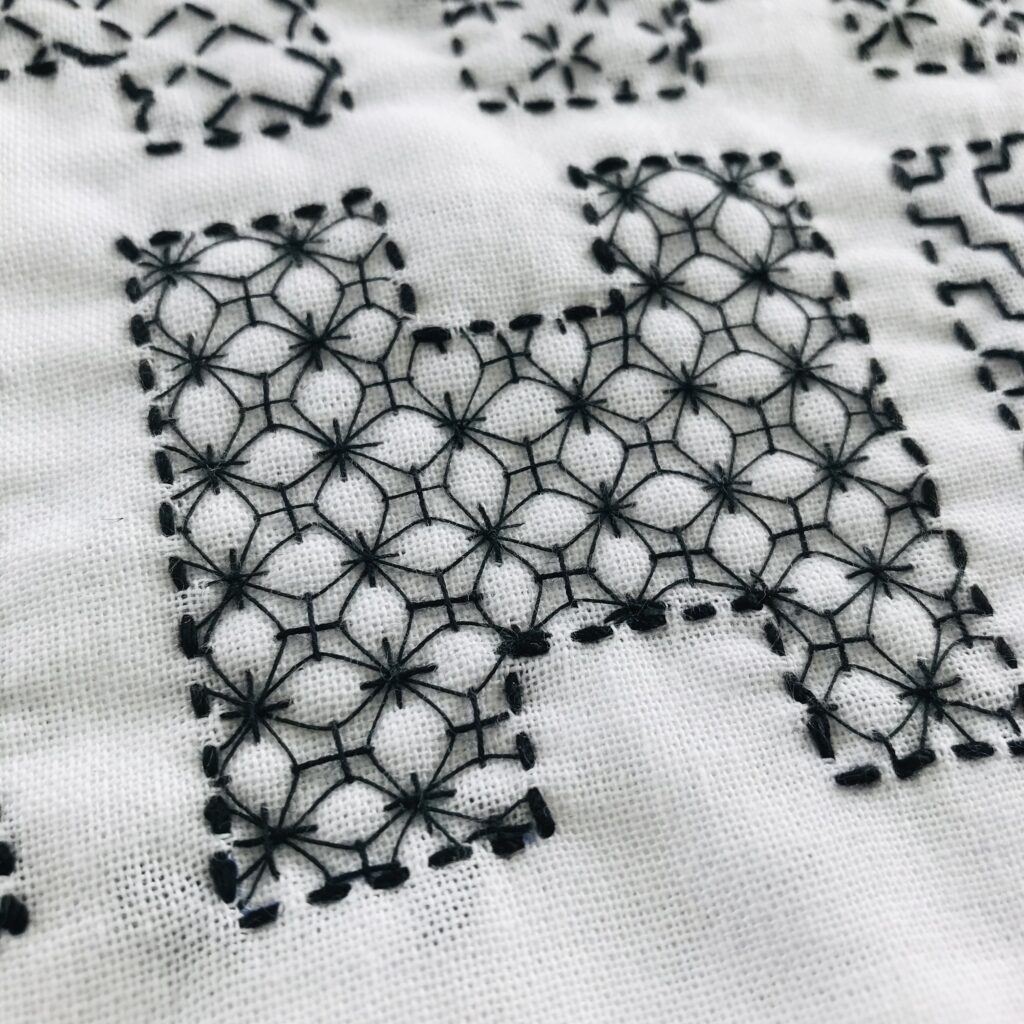 H字に紫陽花を刺した画像