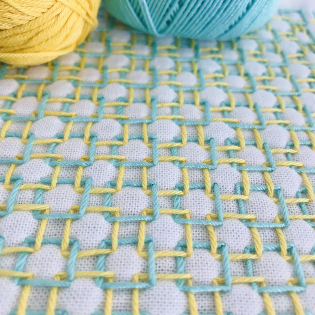 レース糸で刺した一目桝刺しの画像