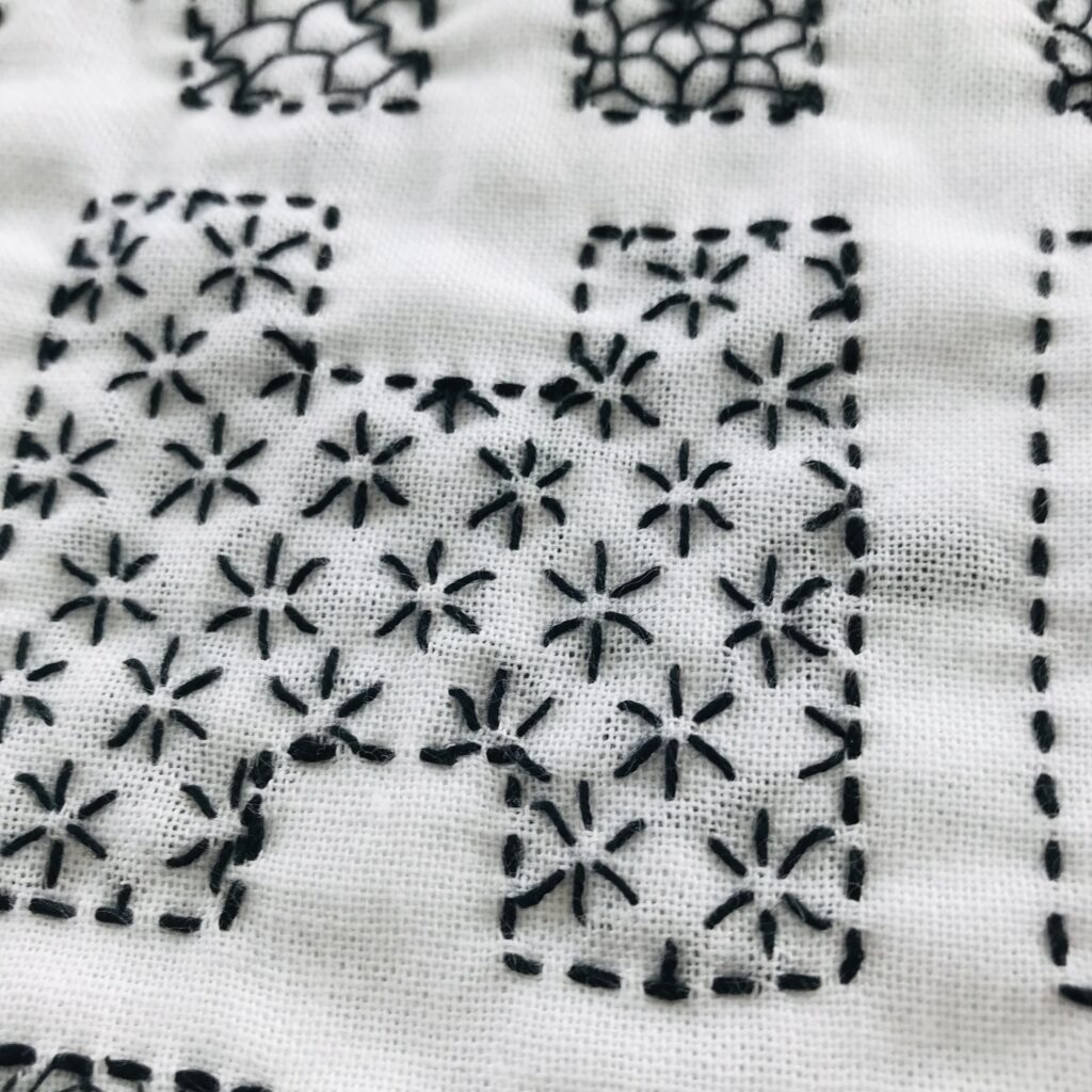 エイチに小花を刺した画像