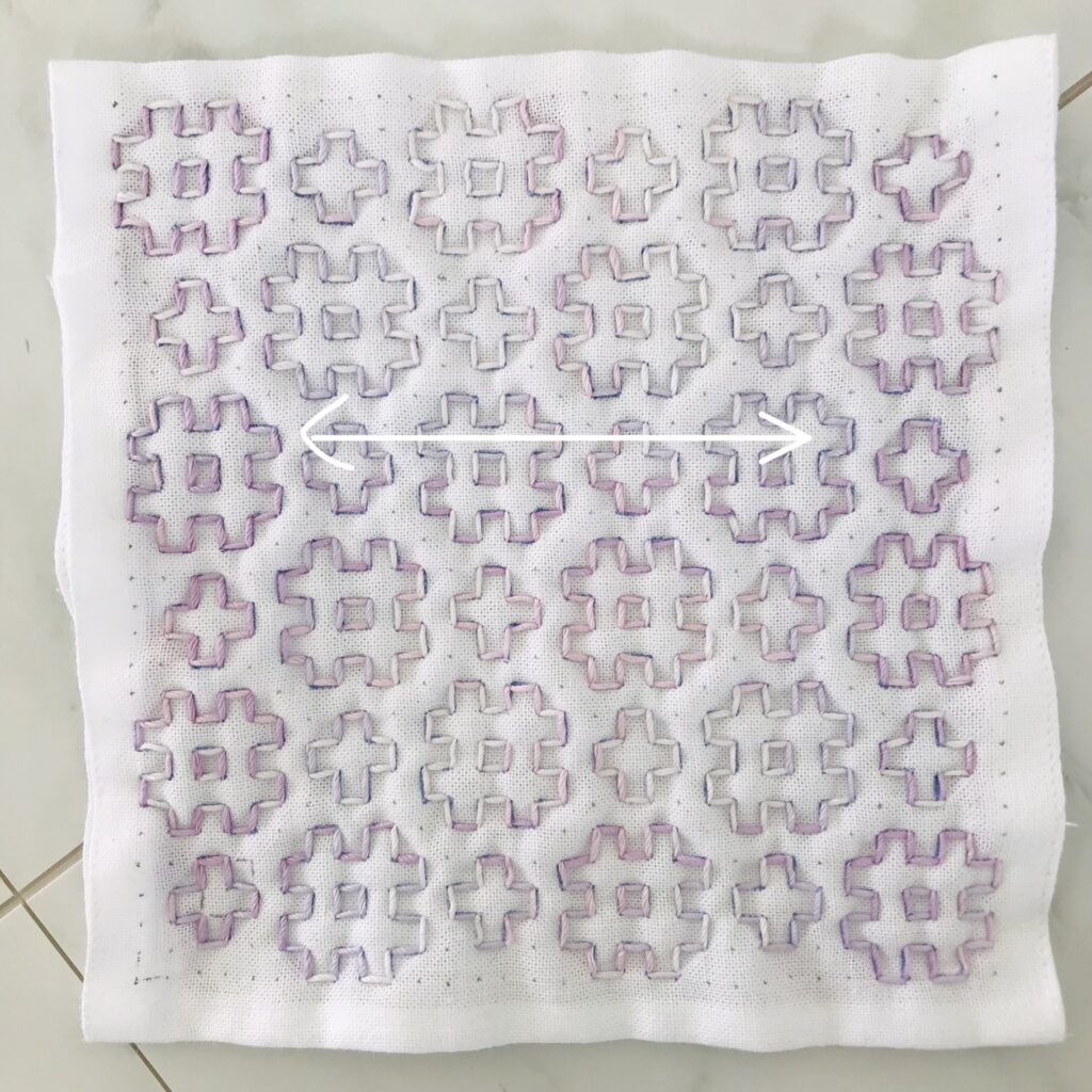 井戸枠の横を刺した画像