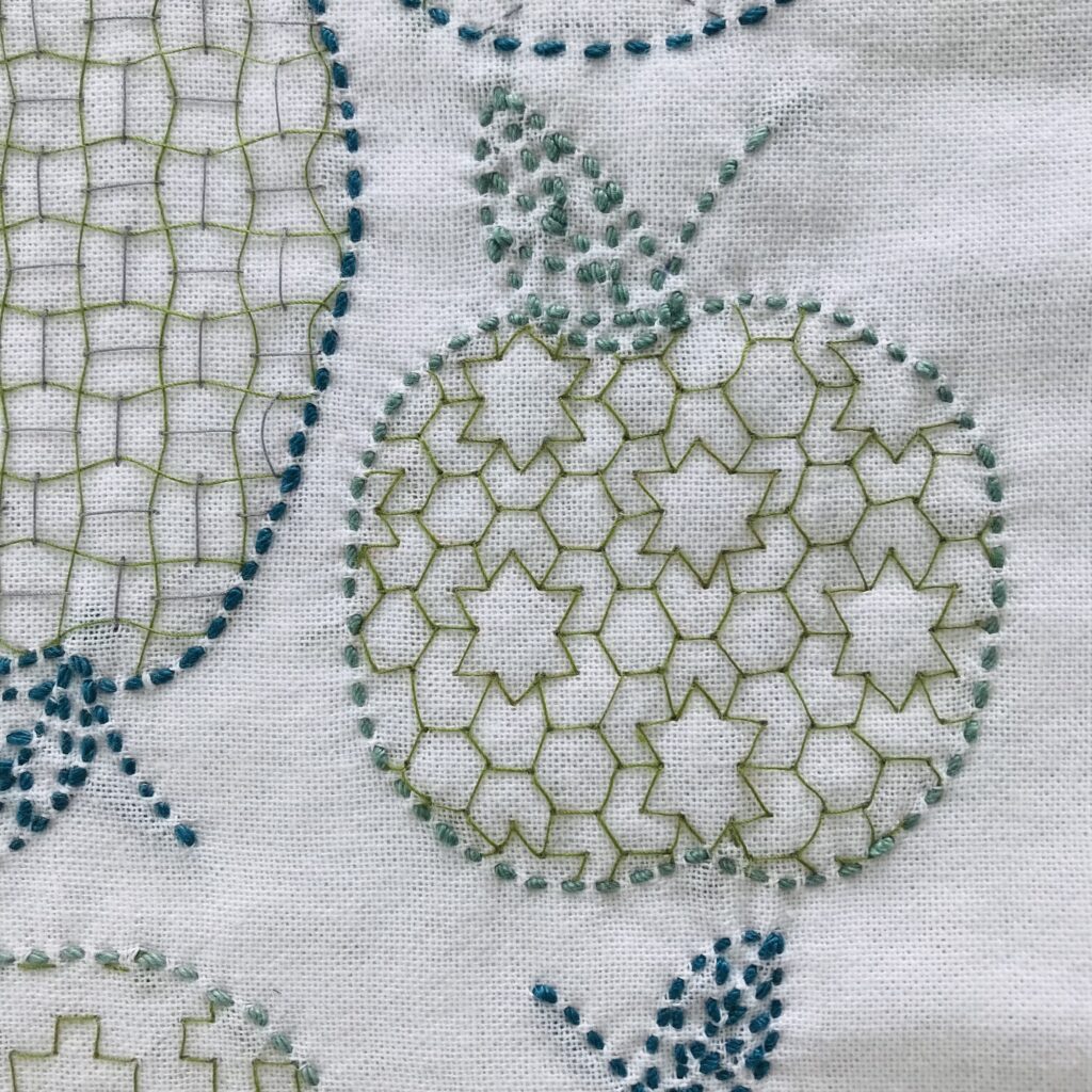 りんごに刺した変わり亀甲の写真