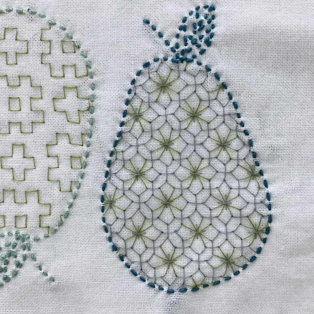 洋梨に刺した変わり十字花の写真