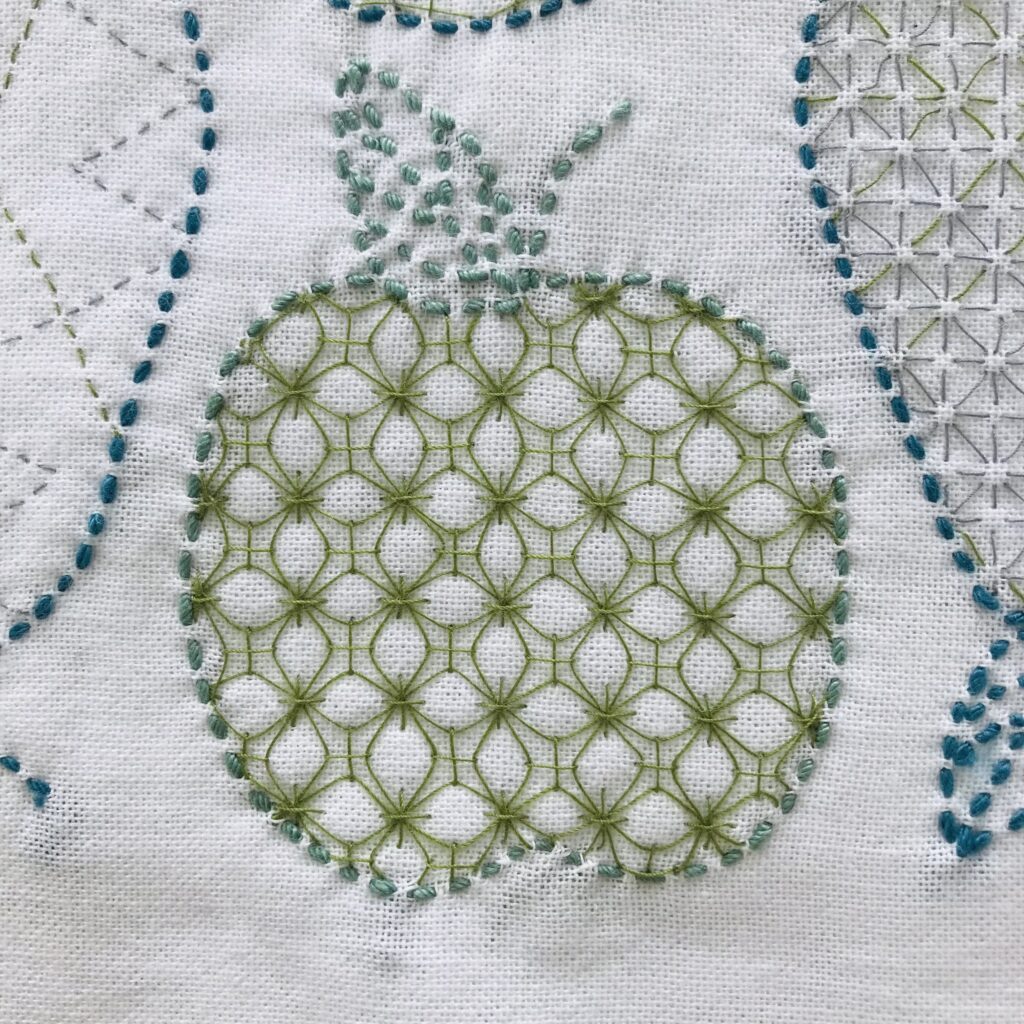 りんごに刺した紫陽花刺しの写真