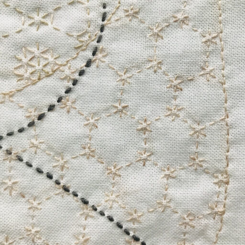 寄せ模様に刺した花亀甲の画像