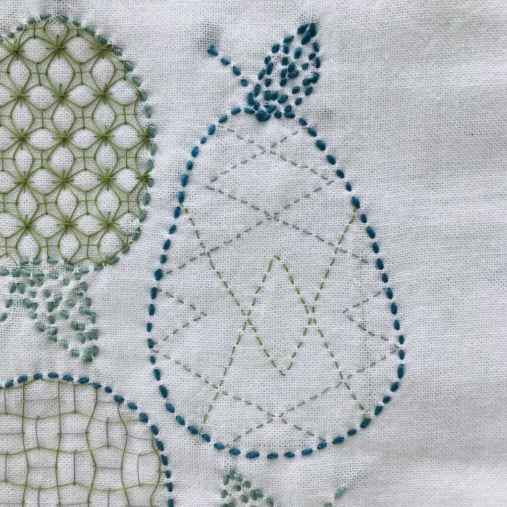 洋梨に刺したつづき山の写真