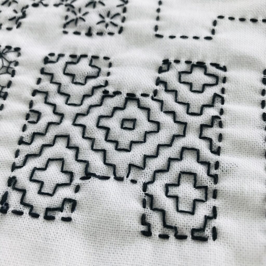 H字に柿の花を刺した画像