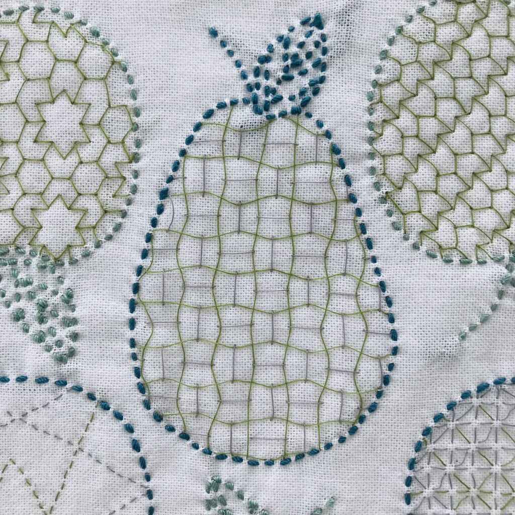 洋梨に刺したくぐり刺しくぐりのくぐりの写真