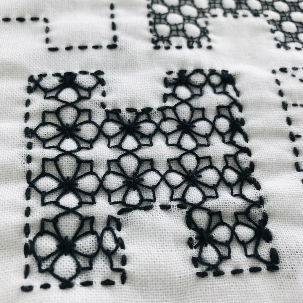 H字に四つ葉とクロスの刺し子図案をした画像