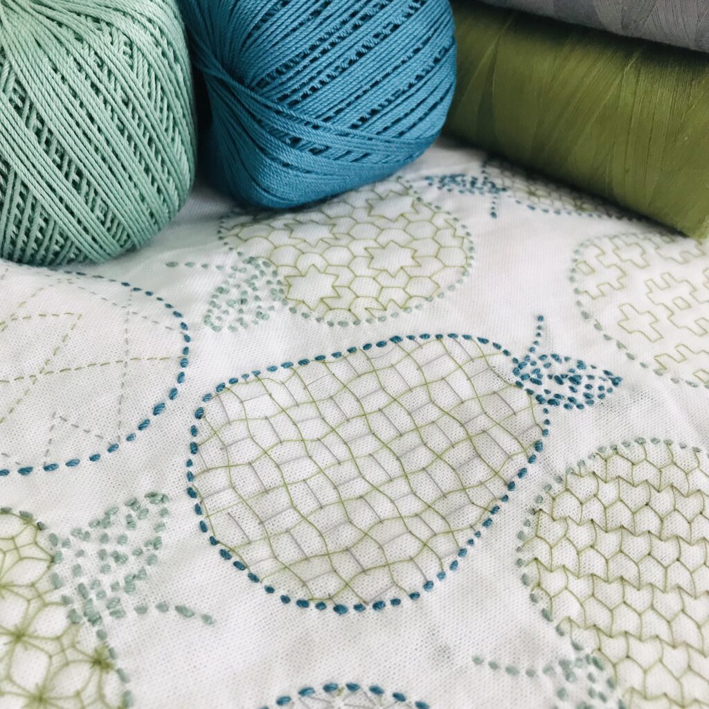刺し子糸とグリーンフルーツの寄せ模様の写真