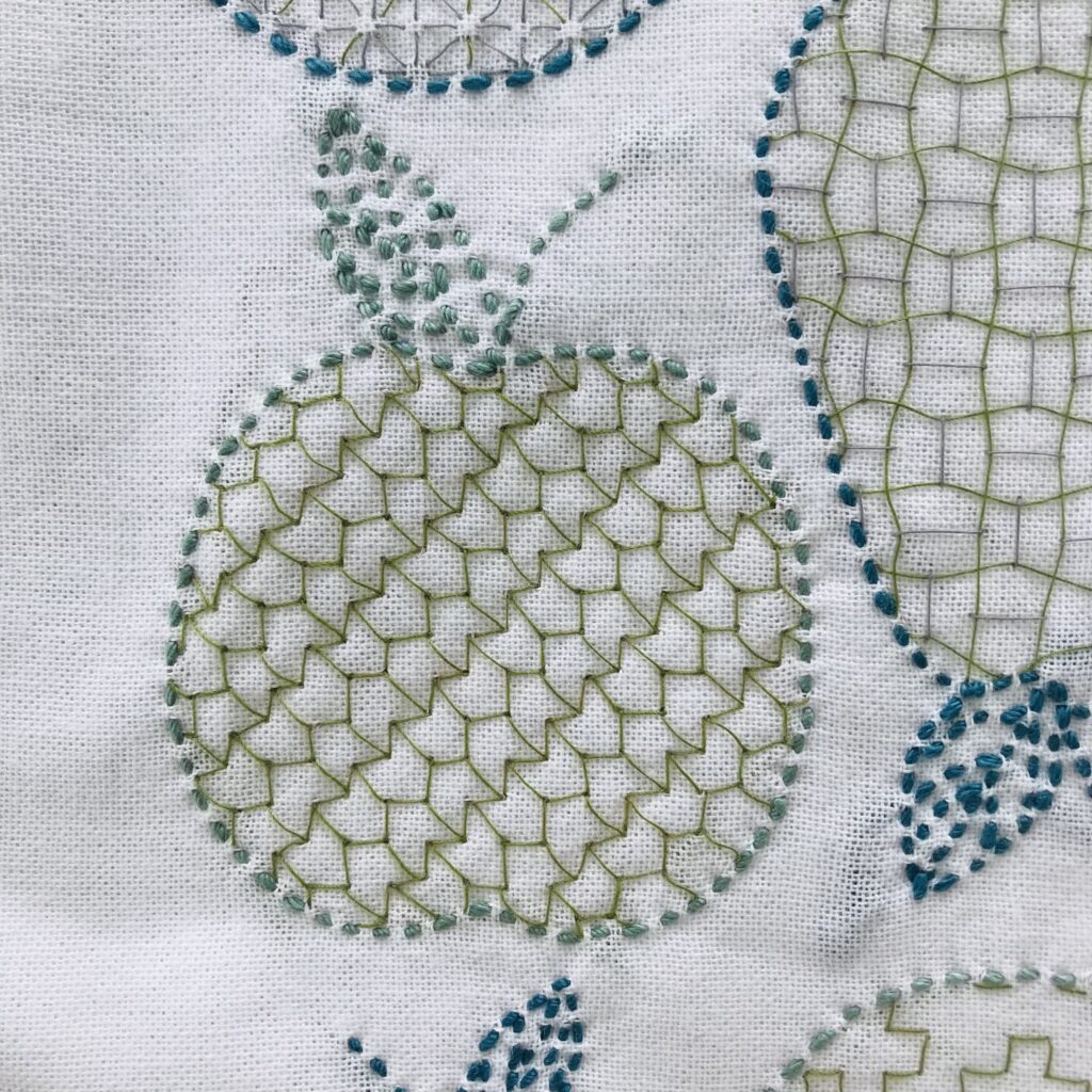 りんごに刺した矢羽根の写真