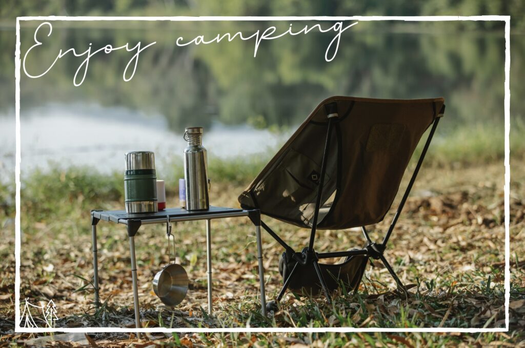キャンプチェアとテーブルの画像