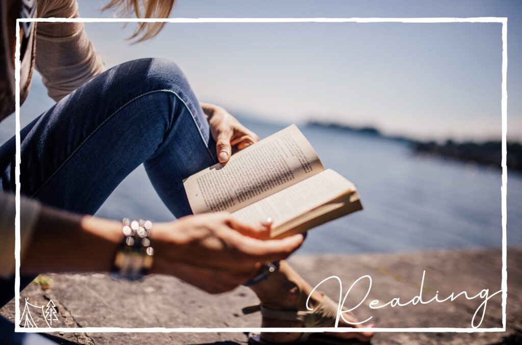 自然の中で読書をしてる画像