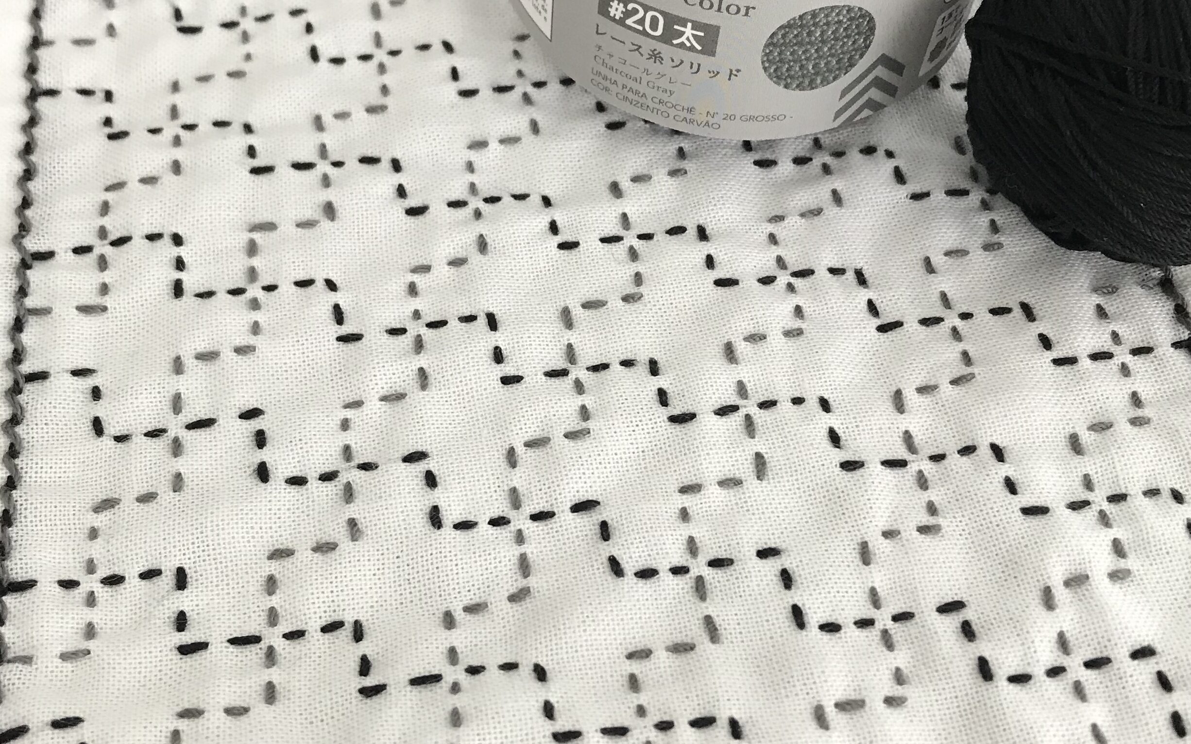 レース糸で刺した十字つなぎの写真