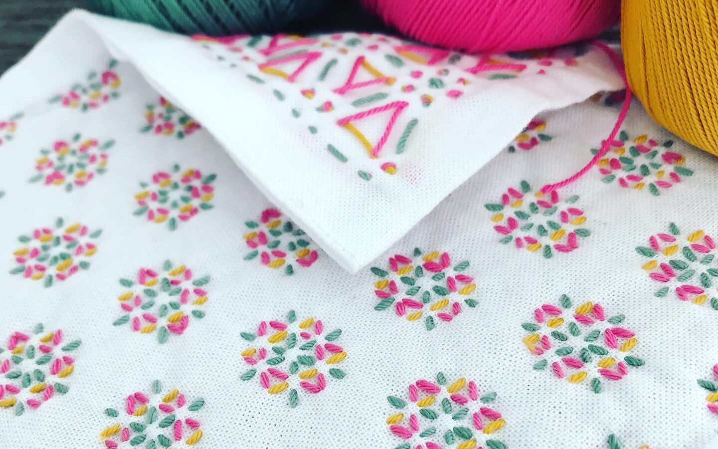 レース糸で刺した花束刺しの写真