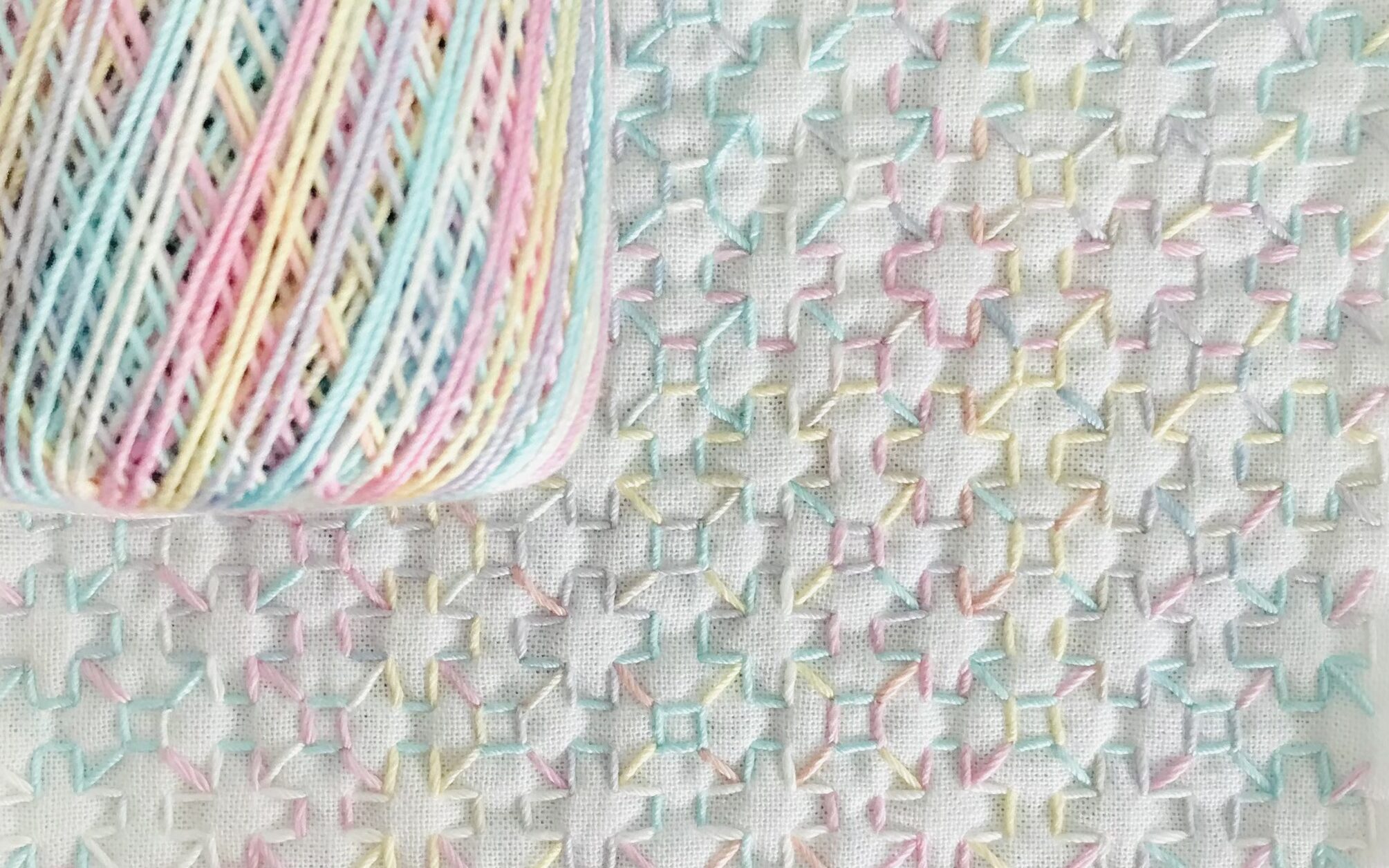 刺した糸と花十字の写真