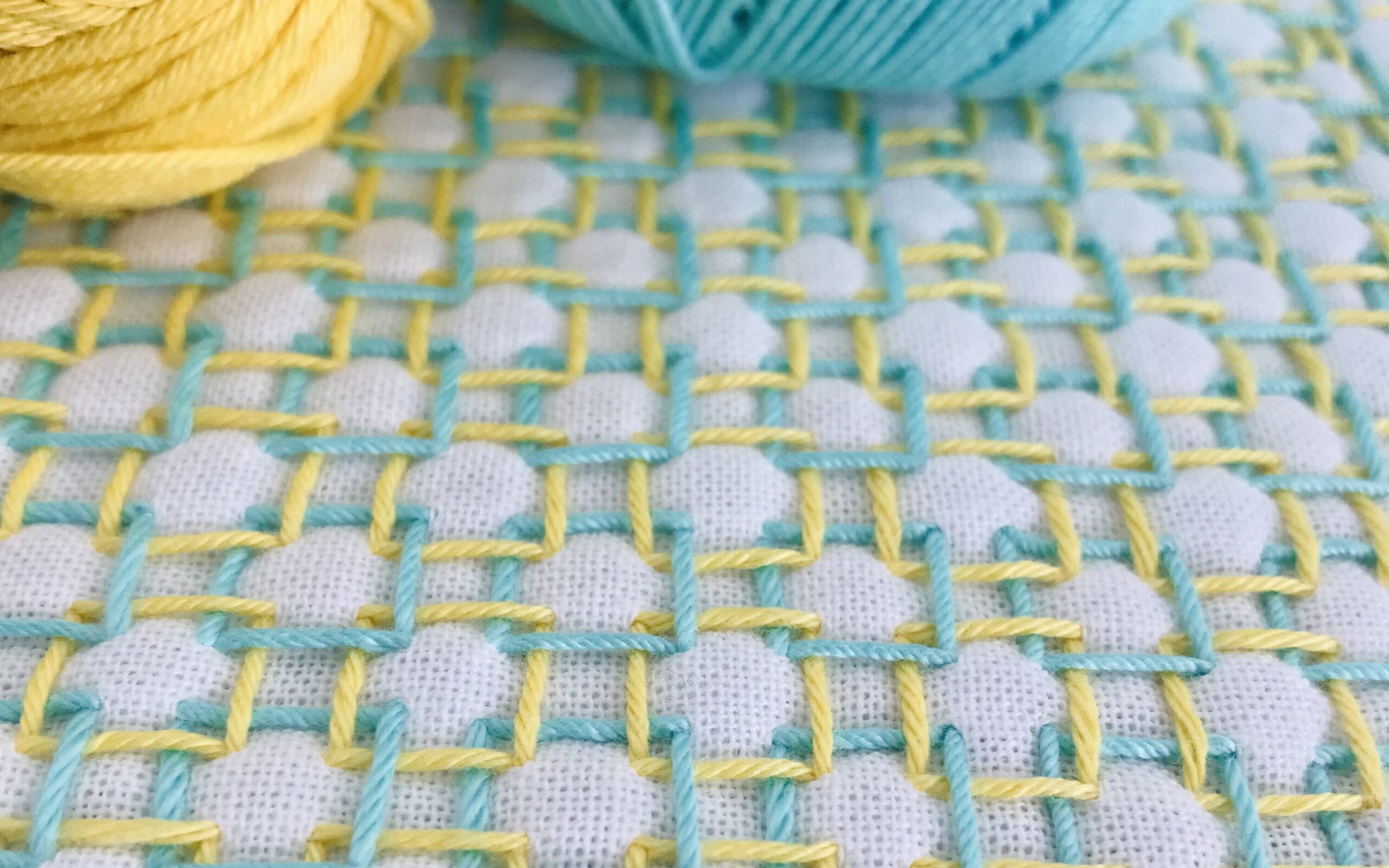 レース糸で刺した四角つなぎの刺し子画像