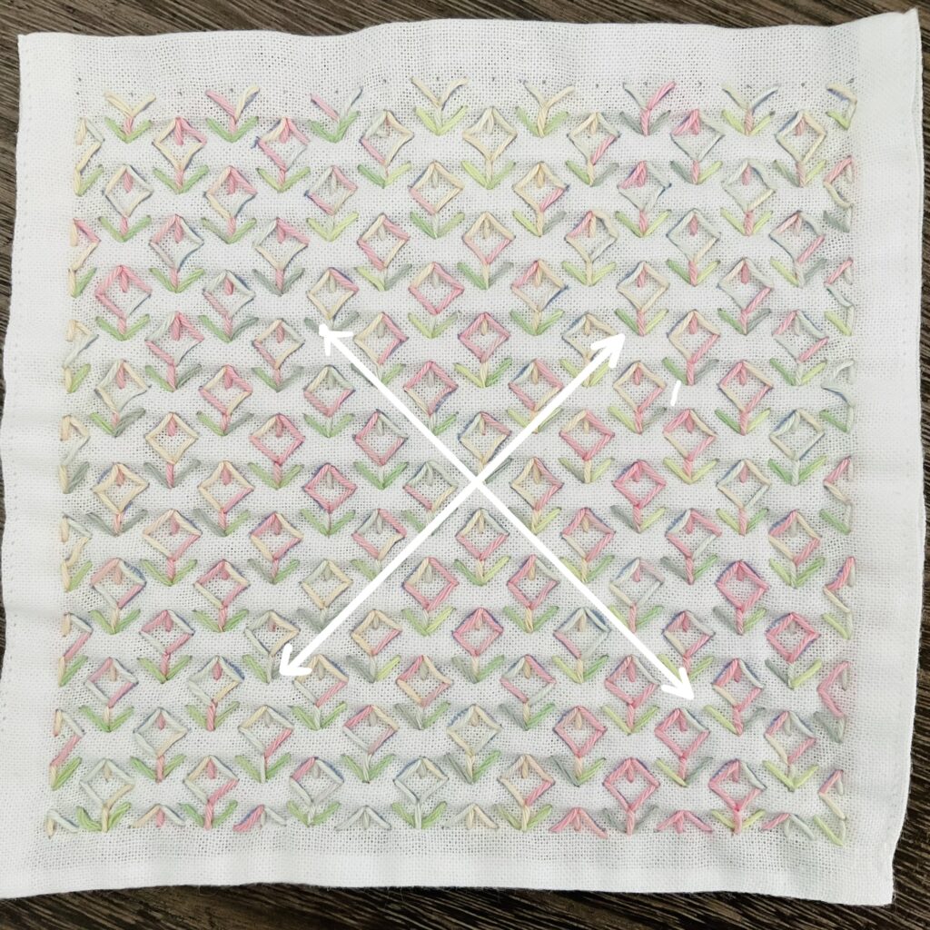 お花畑模様の葉を刺した画像