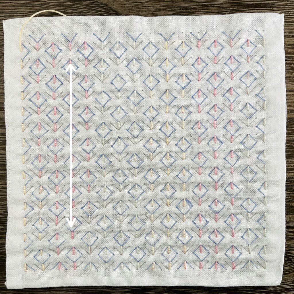 お花畑模様のたてを刺した画像