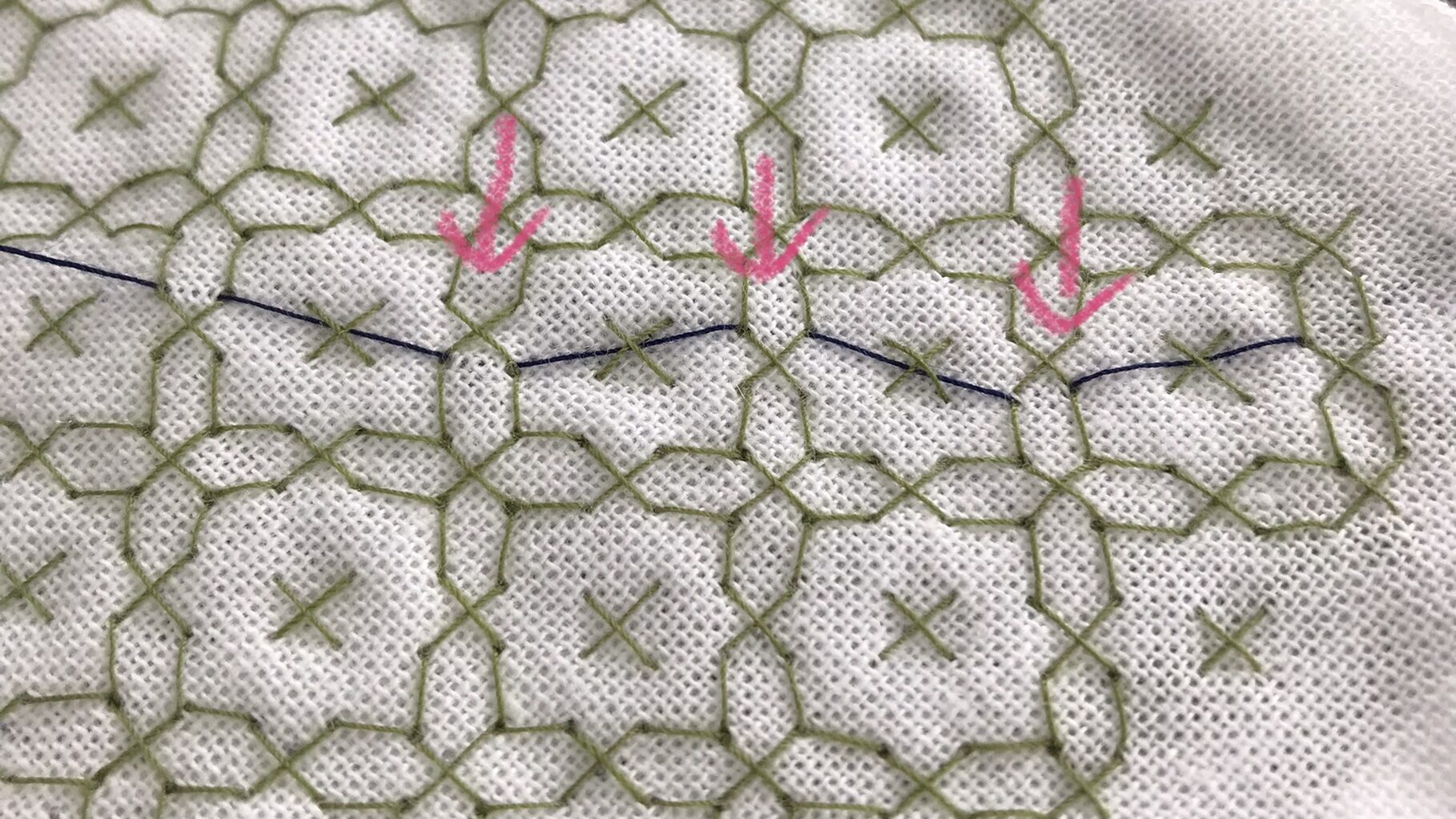 変わり十字花のくぐり刺しのやり方画像