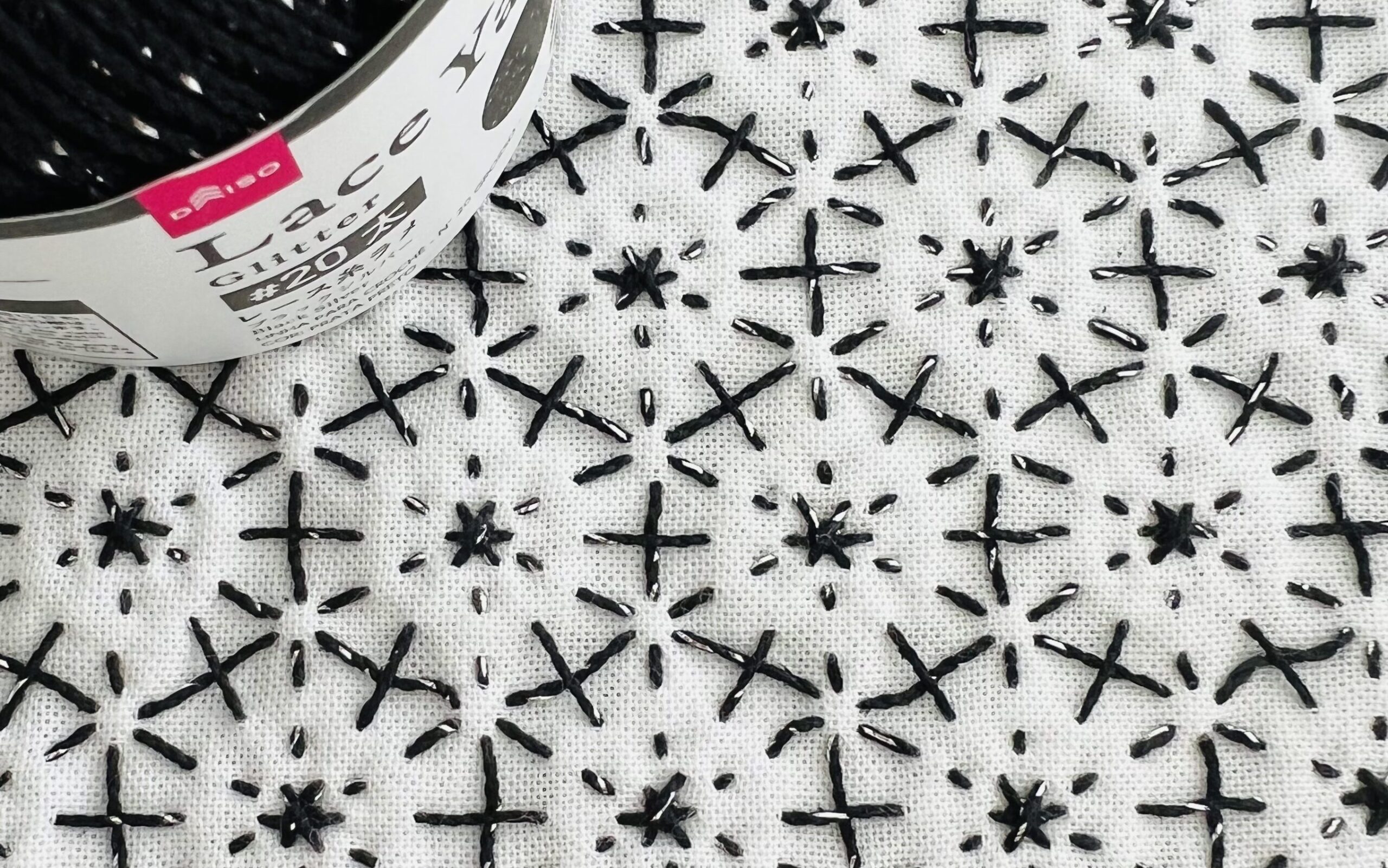 ラメ入り刺し子糸と花火の画像