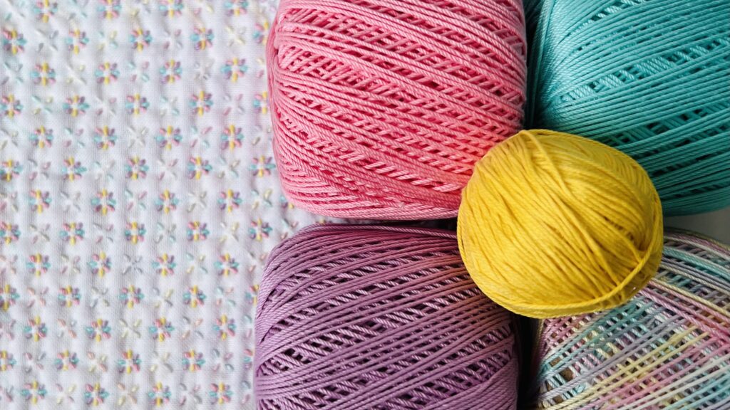 刺し子糸と十字に花刺しの刺し子画像